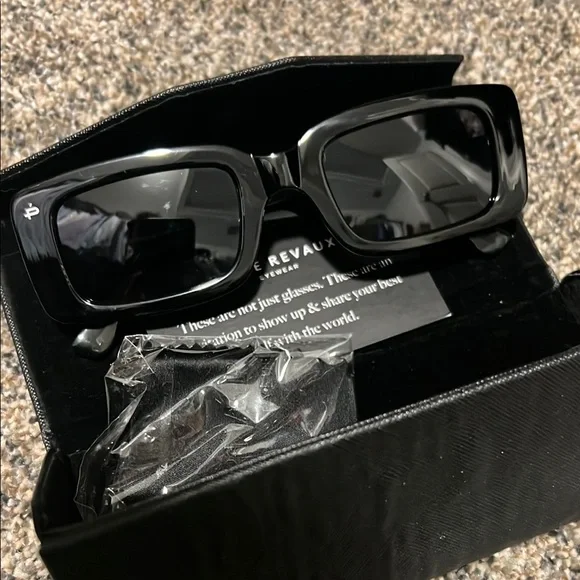 Bold Black Rectangular Sunglasses with Oversized Style - Picture 7 of 9